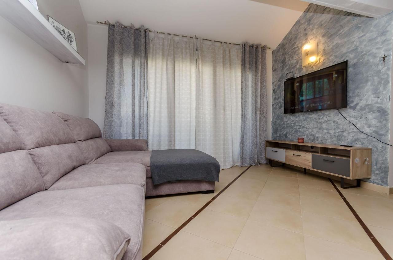 Dora Apartment