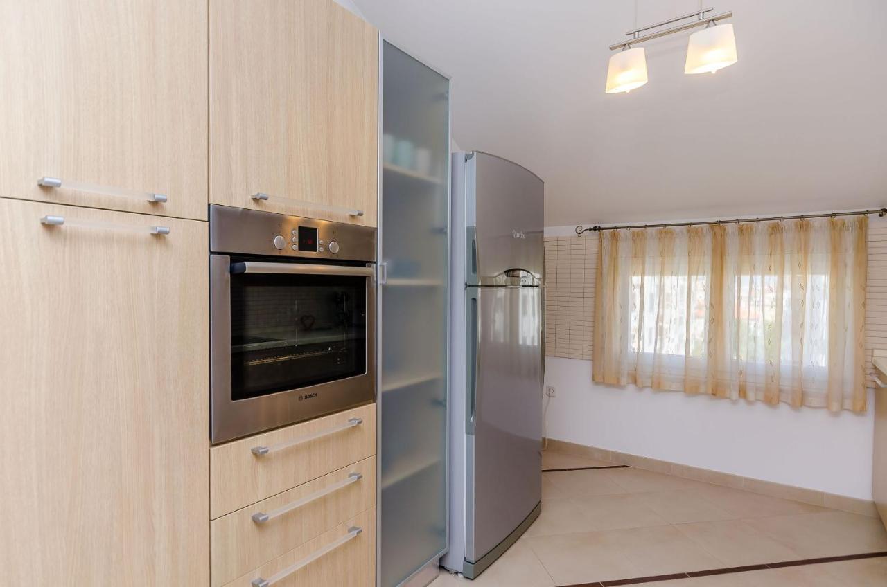 Dora Apartment *